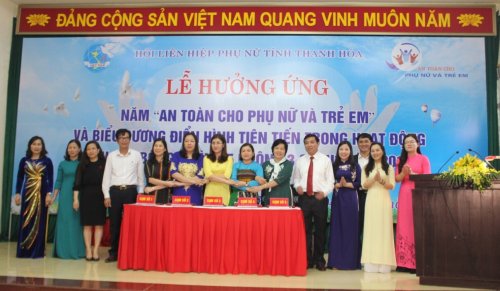 Các đơn vị ký kết giao ước thi đua thực hiện chủ đề năm 2019 - an toàn cho phụ nữ và trẻ em.jpg