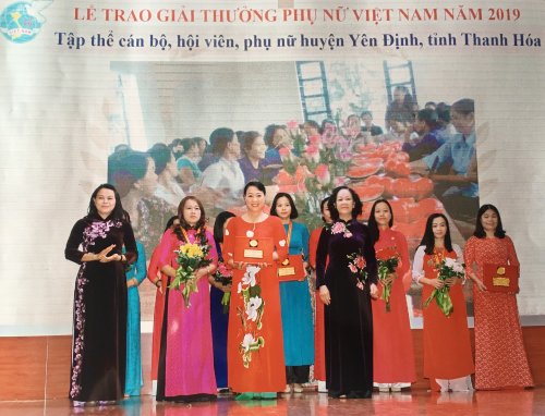 Hội LHPN huyện YÊn Định nhận Giải thưởng PN Việt Nam.jpg