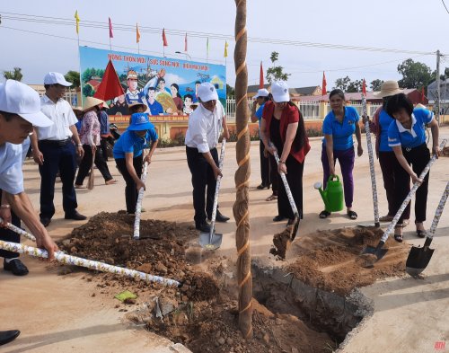 30-1. Lãnh đạo Hội LHPN tỉnh, lãnh đạo huyện Thiệu Hóa trông cây xanh tại xã Thiệu Phúc.jpg