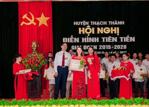 hị Hường nhận giấy khen tại hội nghị điển hình tiên tiến của Hội LHPN huyện Thạch Thành.jpg