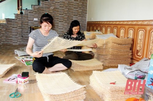 Sản xuất mây tre đan xuất khẩu ở HTX tiểu thủ công nghiệp Thành Thọ (Thạch Thành)..jpg